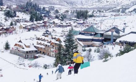 #CerroCatedral hoy tiene -10 grados en la cumbre, mucho frío ❄️y muchísima niev…