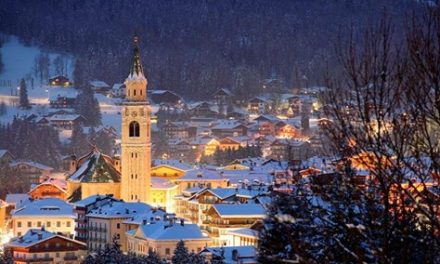 Cortina d’Ampezzo asoma en los Alpes Dolomitas, al norte de Italia, y es el cent…