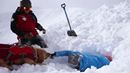 ¿Sabes como trabajan los perros de rescate en una avalancha? Es realmente impres…