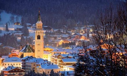 Cortina d’Ampezzo asoma en los Alpes Dolomitas, al norte de Italia, y es el cent…