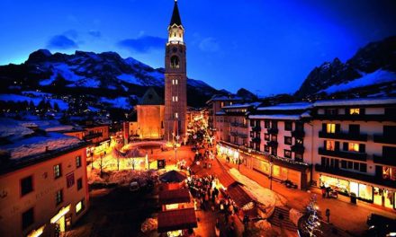 Cortina d’Ampezzo asoma en los Alpes Dolomitas, al norte de Italia, y es el cent…