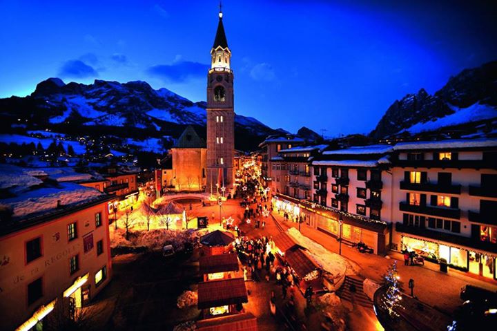 Cortina d’Ampezzo asoma en los Alpes Dolomitas, al norte de Italia, y es el cent…