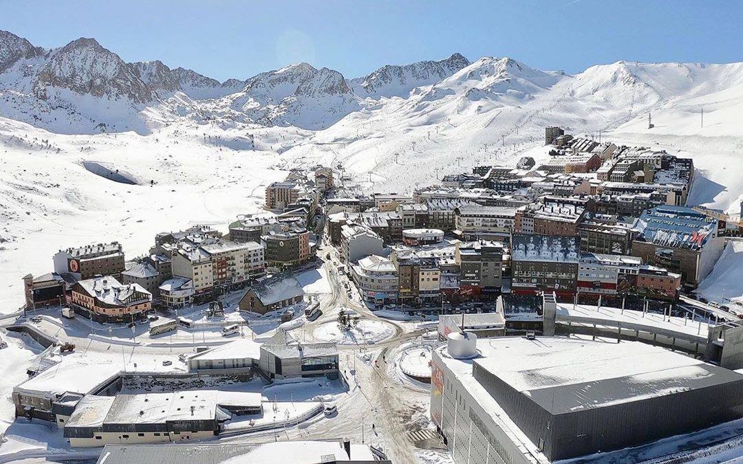VIERNES y tu cabeza quiere nieve? ⠀
Te dejamos esta increíble postal de Pas De …