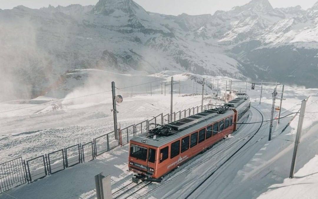 Zermatt es uno de los destinos más conocidos del Valais suizo, enclavado al fina…