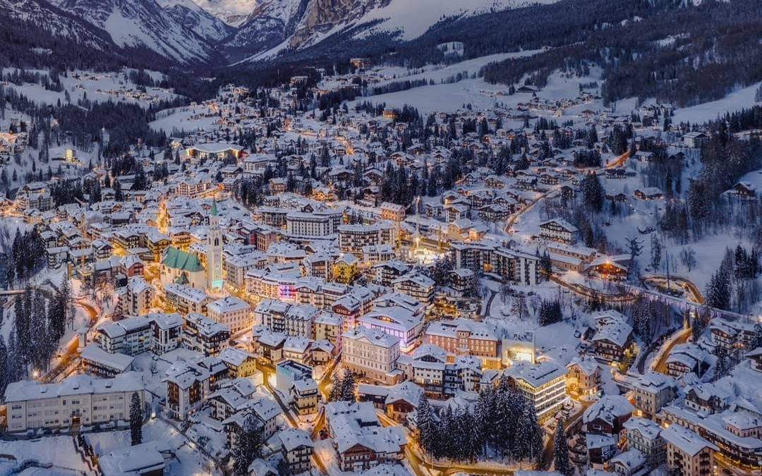 Cortina d'Ampezzo asoma en los Alpes Dolomitas, al norte de Italia, y es el…