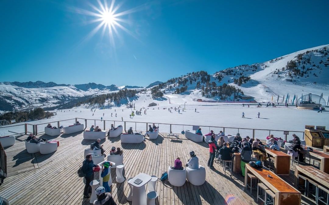 ¿Quien se apunta para tomar un vermú en esta bella terraza de Soldeu, Andorra? 
…